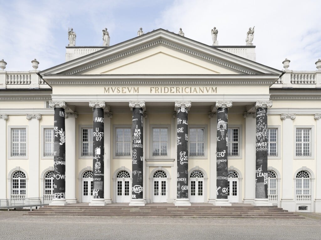 Dan Perjovschi, Generosity, Regeneration, Transparency, Independence, Sufficiency, Local Anchor and most of all Humor, veduta dell'allestimento, Fridericianum, Kassel, 2022, photo Nicolas Wefers