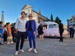 Erwin Wurm, Salsiccia Fat Bus con i galleristi