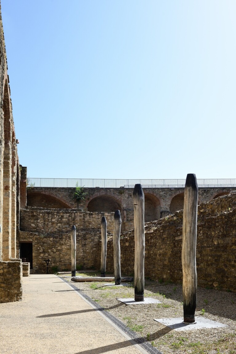 Fabio Viale. Aurum. Exhibition view at Fortezza Medicea, Arezzo 2022. Photo Michele Alberto Sereni