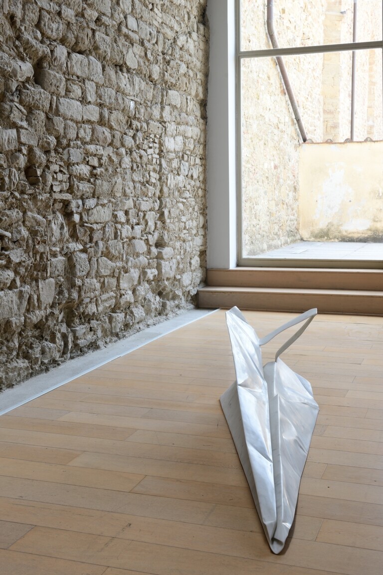 Fabio Viale. Aurum. Exhibition view at Galleria Comunale d'Arte Moderna e Contemporanea, Arezzo 2022. Photo Michele Alberto Sereni
