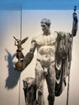 Filippo Panseca, Sostituzione per la Vittoria Alata di Canova sulla mano di Napoleone con Vittoria alata biodegradabile in 30 giorni, presso Accademia di Belle Arti di Brera, 1981