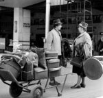 Stazione di Firenze Santa Maria Novella. Viaggiatrici in attesa sul marciapiedi della Stazione, Autore: Spartaco Appetiti, Data: 1964, Fondazione FS Italiane