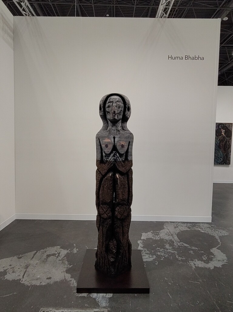 Una scultura di Huma Bhabha da David Zwirner. Foto: Maurita Cardone