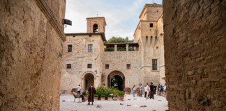 Giorgia Accorsi & Fabio Giorgi Alberti, SparacaduteParashoot, 2022. Performance presentata in occasione di Casting the Castle III, Civitella Ranieri Foundation