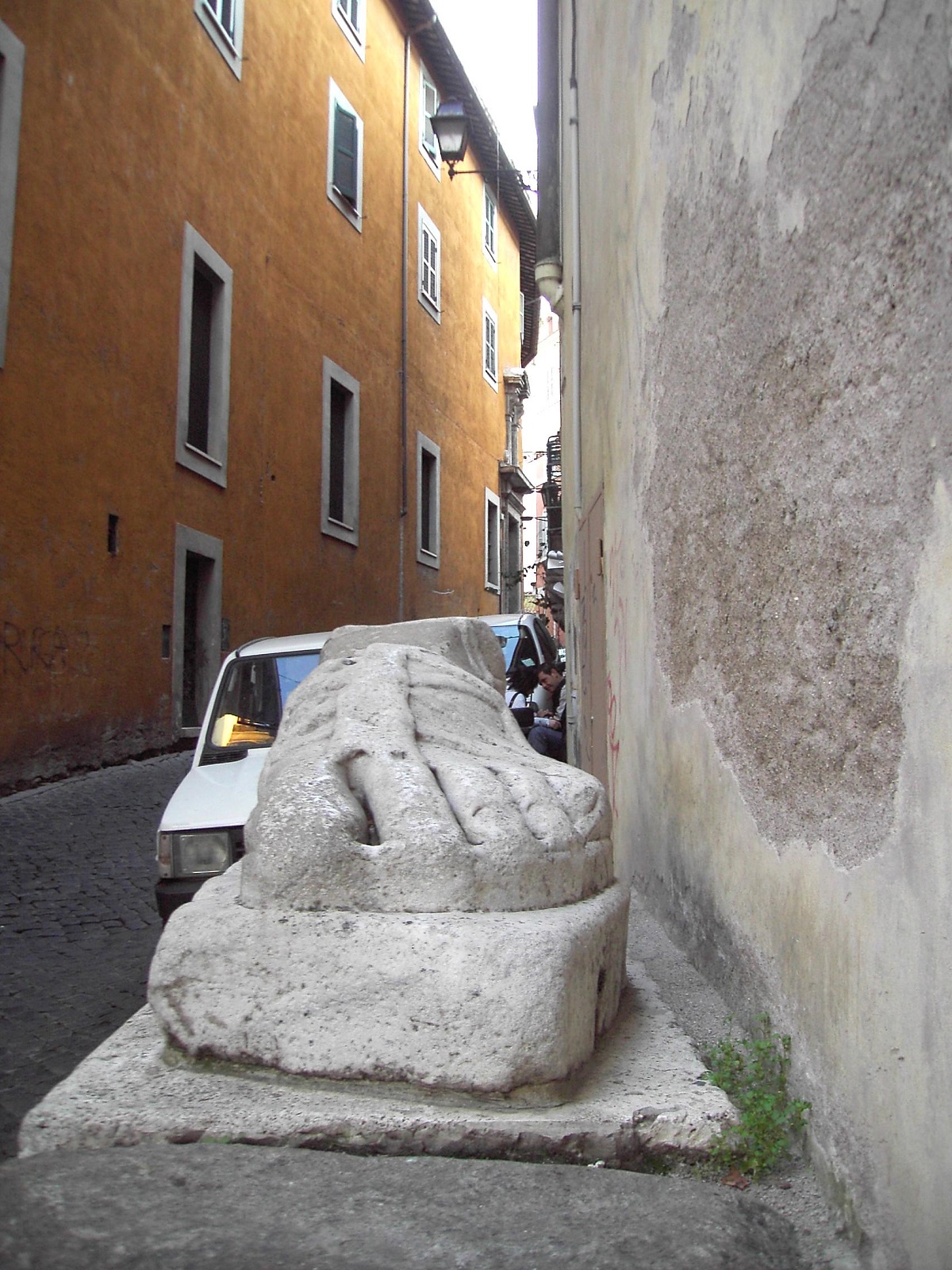 Il piè di marmo al Rione Pigna, Roma. Ph. Lalupa, via Wikimedia Commons