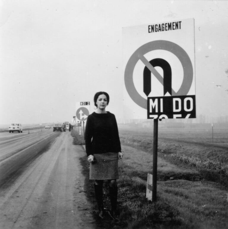 Ketty La Rocca, Fotografie dell'azione Approdo, Autostrada A1 per Firenze Nord, 1967 © Archivio Ketty La Rocca, Michelangelo Vasta