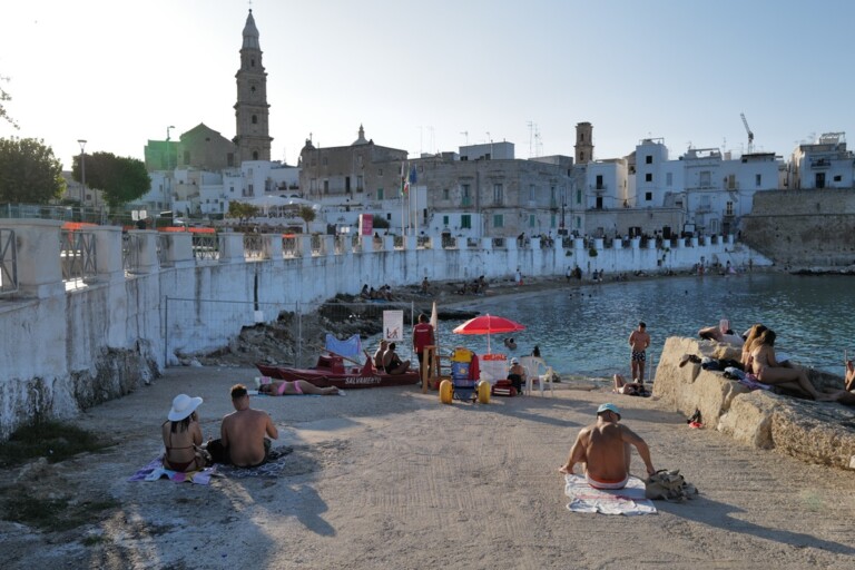 Panorama Monopoli, Performance Massimo Vitali 01.09.22 Photo © Piero Percoco and Mirko Ostuni Courtesy ITALICS, the galleries, the artists