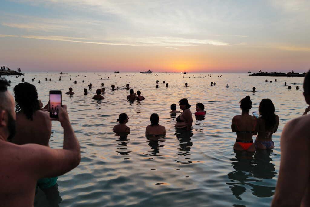 Tutti in mare all’alba a Monopoli. La mega performance dell’artista-fotografo Massimo Vitali