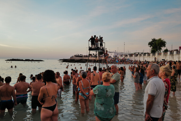 Panorama Monopoli, Performance Massimo Vitali 01.09.22 Photo © Piero Percoco and Mirko Ostuni Courtesy ITALICS, the galleries, the artists