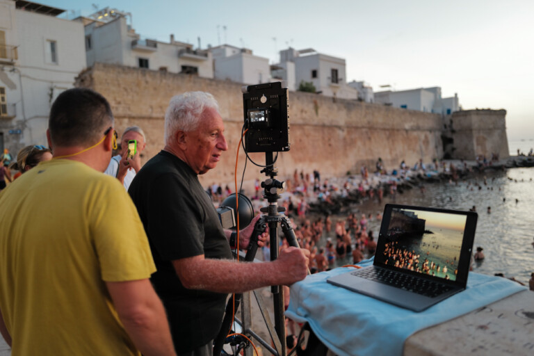 Panorama Monopoli, Performance Massimo Vitali 01.09.22 Photo © Piero Percoco and Mirko Ostuni Courtesy ITALICS, the galleries, the artists