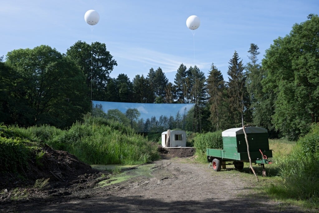 La Intermundial Holobiente, Theaterschlag, 2022, veduta dell'allestimento, sito di compostaggio (Karlsaue), Kassel, June 14, 2022, photo: Nils Klinger