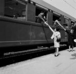 Stazione di Messina. Treno in partenza al binario della stazione con viaggiatori ed accompagnatori che si salutano attraverso il finestrino, Autore: Vincenzo Di Cara, Data: 1968, Fondazione FS Italiane