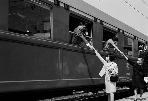 Stazione di Messina. Treno in partenza al binario della stazione con viaggiatori ed accompagnatori che si salutano attraverso il finestrino, Autore: Vincenzo Di Cara, Data: 1968, Fondazione FS Italiane