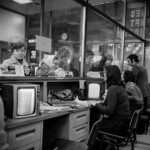 Stazione Centrale di Milano. Viaggiatori all'Ufficio informazioni, Autore: Anastasio Grillini, Data: 1976, Fondazione FS Italiane