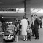 Napoli Centrale. Viaggiatori in stazione, Autore: Spartaco Appetiti, Data: 1964, Fondazione FS Italiane