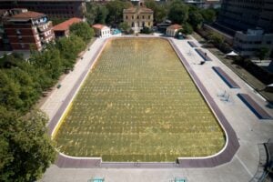 Intervista a Nari Ward, l’artista che espone in una piscina di Milano