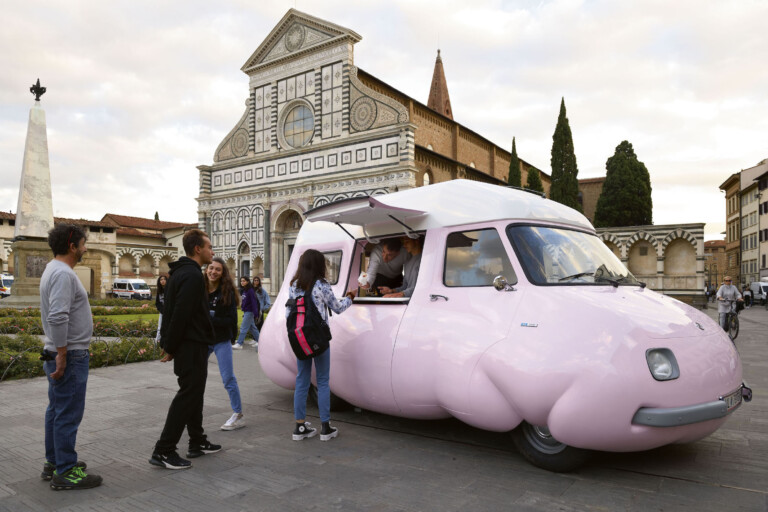 A Firenze il Salsiccia Bus dell’artista Erwin Wurm offre hot dog gratis a tutti