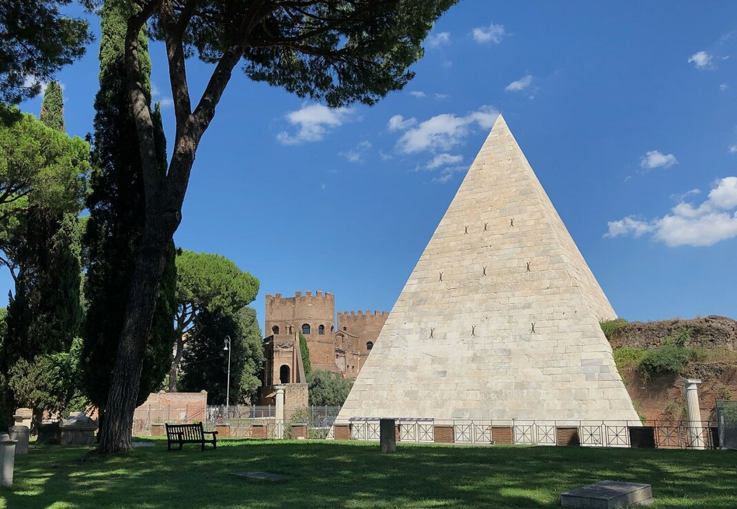 Piramide Cestia vista dal Cimitero Inglese, Roma, ph. CC BY SA 4.0 via Wikimedia