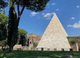 Piramide Cestia vista dal Cimitero Inglese, Roma, ph. CC BY SA 4.0 via Wikimedia
