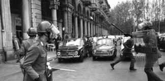 Polizia in attività antisommossa, 1972. Parma, CSAC, Fondo Publifoto