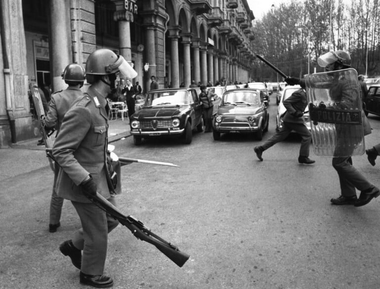 Polizia in attività antisommossa, 1972. Parma, CSAC, Fondo Publifoto