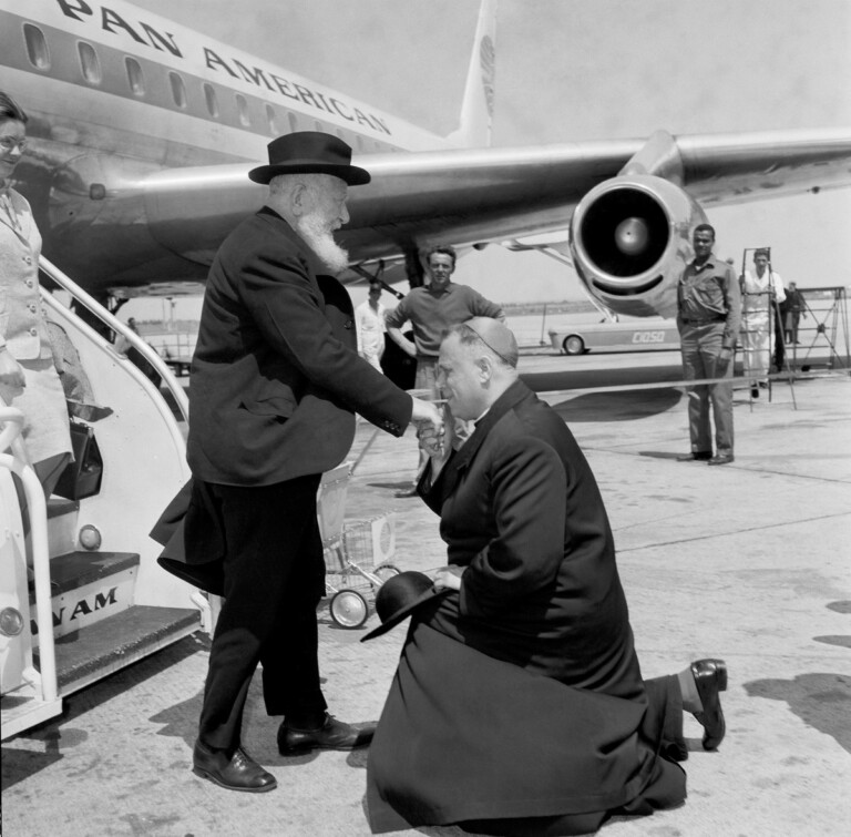 Religiosi aeroportuali. Il cardinale Eugene Tisserant, Fiumicino, 1964. Archivio Luce, Fondo VEDO