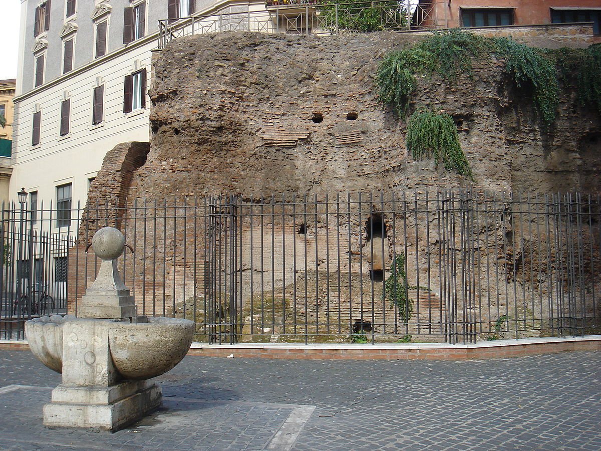 Resti del Tempio di Iside e Fontana, Piazza Iside, Roma. Ph. Lalupa, CC BY SA 3.0, via Wikimedia Commons