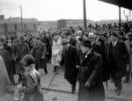 Gandhi, accompagnato da un gruppo di personalità e seguito da una folla di persone attraversa la stazione Termini al suo arrivo a Roma, Servizio: Il mahatma Gandhi in visita a Roma, Data: 12/12/1931, Archivio Luce Cinecittà
