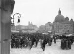 Arrivo del treno popolare a Venezia. I viaggiatori affollano il piazzale antistante alla stazione, Data: 26/06/1932 – 27/06/1932, Archivio Luce Cinecittà