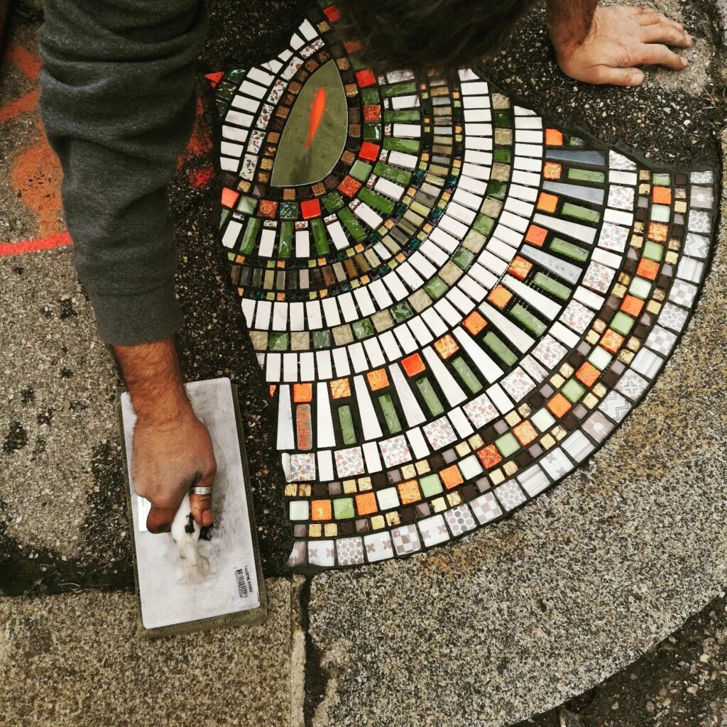 C’è uno street artist francese che riempie le buche stradali coi mosaici