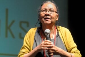 Chi era bell hooks, black feminist e scrittrice americana