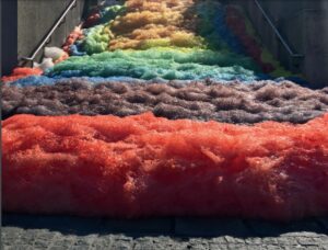 Una schiuma arcobaleno ha invaso Londra: è l’installazione di Stephanie Lüning