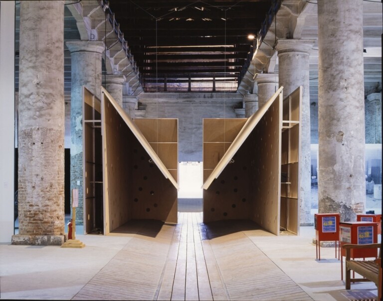 Liliana Moro e Bernhard Rüdiger, La casa, 1993, veduta dell’allestimento dell’opera, “Aperto ’93. Emergenza”, XLV Esposizione Internazionale d’Arte, La Biennale di Venezia. Photo Roberto Marossi