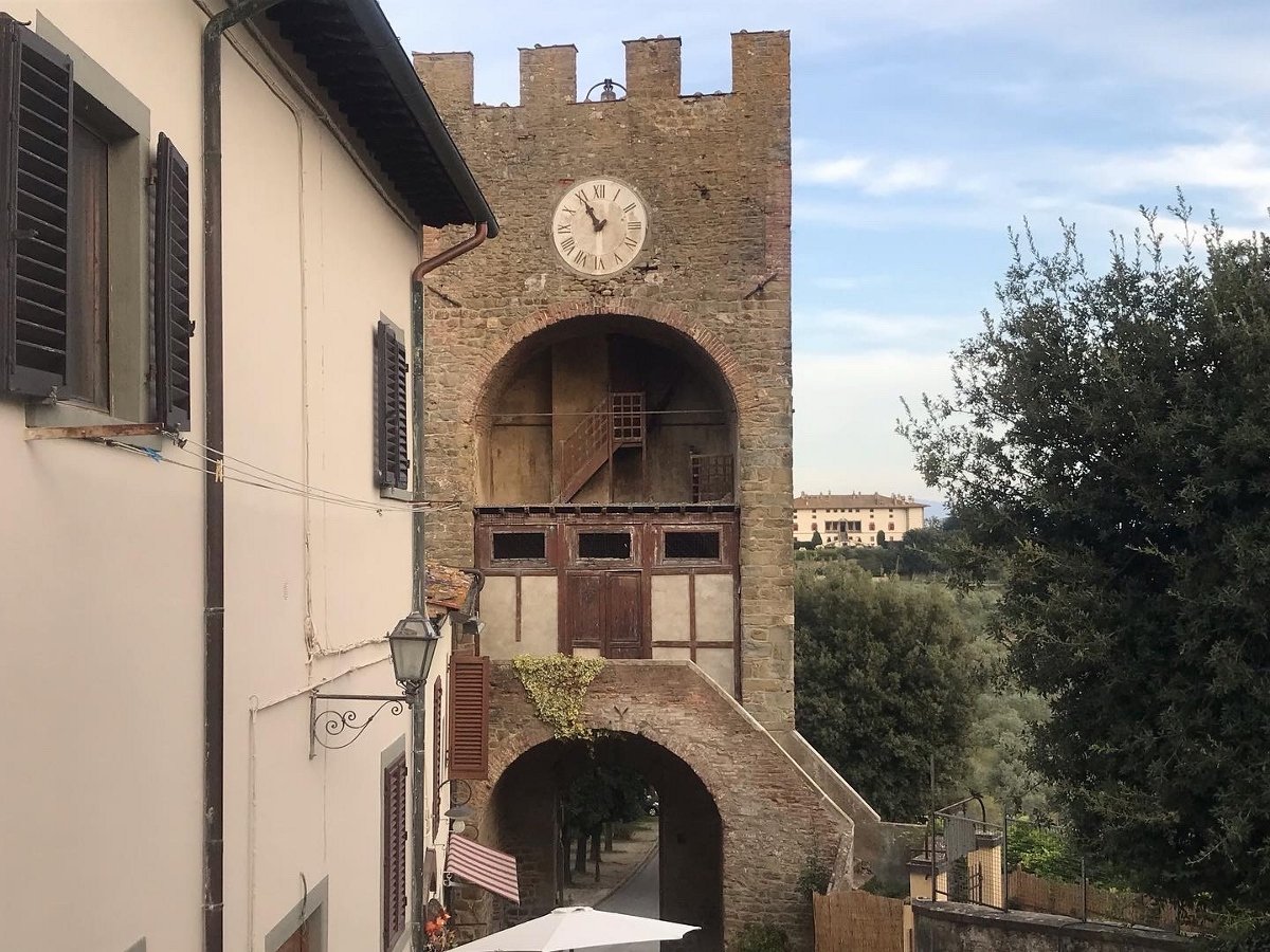 Borgo di Artimino con sullo sfondo Villa Medicea La Ferdinanda, foto Claudia Giraud