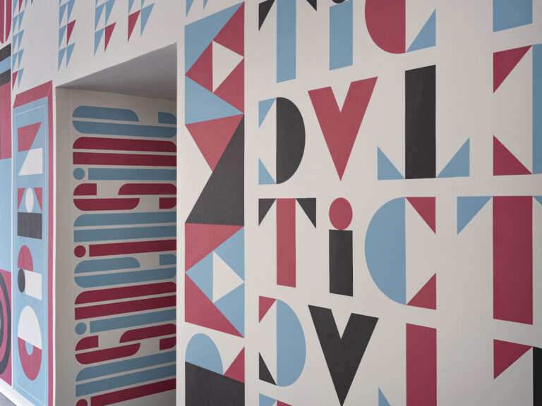 Cabaret Typographie, «Invece di stelle ogni sera si accendono parole», 2022, wallpaper, dimensioni ambientali - Installazione per il Vetra Building, Milano - Ph. BAMSphoto