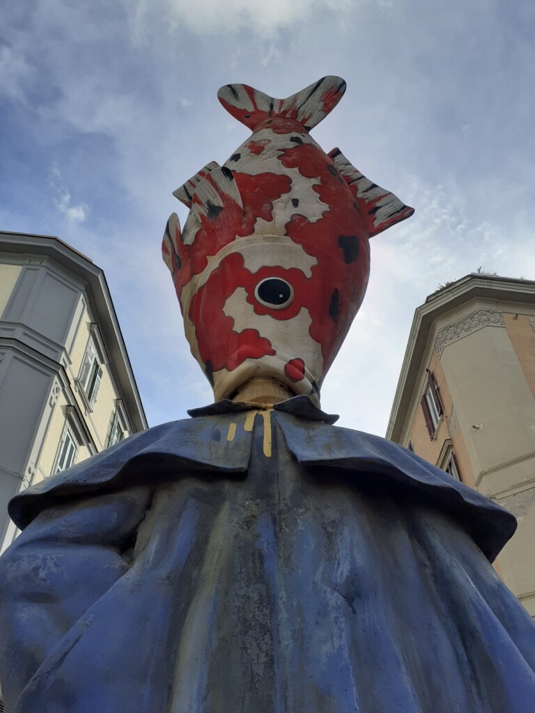 Carpe Diem, bronzo policromo su piedistallo di pietra lavica, 2003, Luigi Serafini. Via Leone Marsicano, Stazione metropolitana Materdei, Napoli, 2022. Ph Fabio Pariante