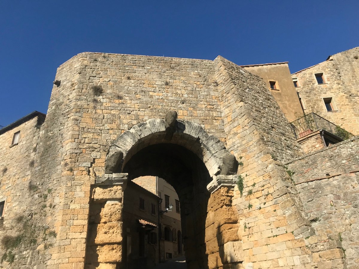 Porta etrusca di Volterra, foto Claudia Giraud 
