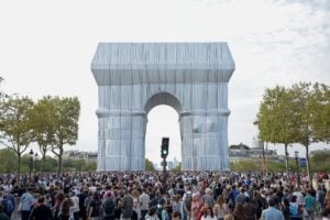 L’Arco di Trionfo di Parigi “impacchettato” da Christo e Jeanne-Claude verrà riciclato