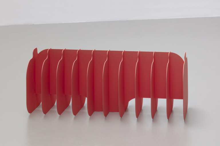 Andrea Sala, L’anticamera, 2020, Tempera on steel, 40 × 100 × 40 Cm, Photo Andrea Rossetti, Courtesy Schiavo Zoppelli Gallery