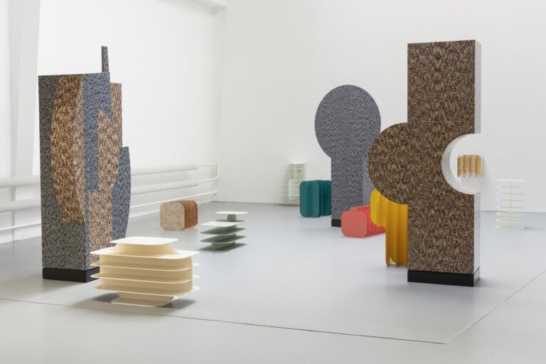 Andrea Sala and Alessandro Mendini. Lucido, ancora più lucido, 2020, Installation view at Schiavo Zoppelli Gallery, Milano. Photo Andrea Rossetti, Courtesy Schiavo Zoppelli Gallery