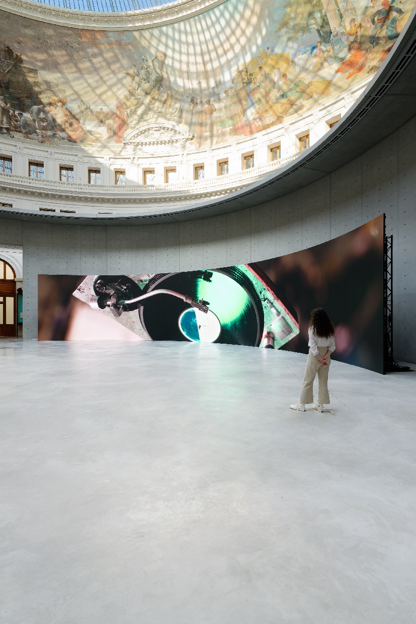 Anri Sala, Exhibition view at Bourse de Commerce, 2022. Ph. Aurélien Mole