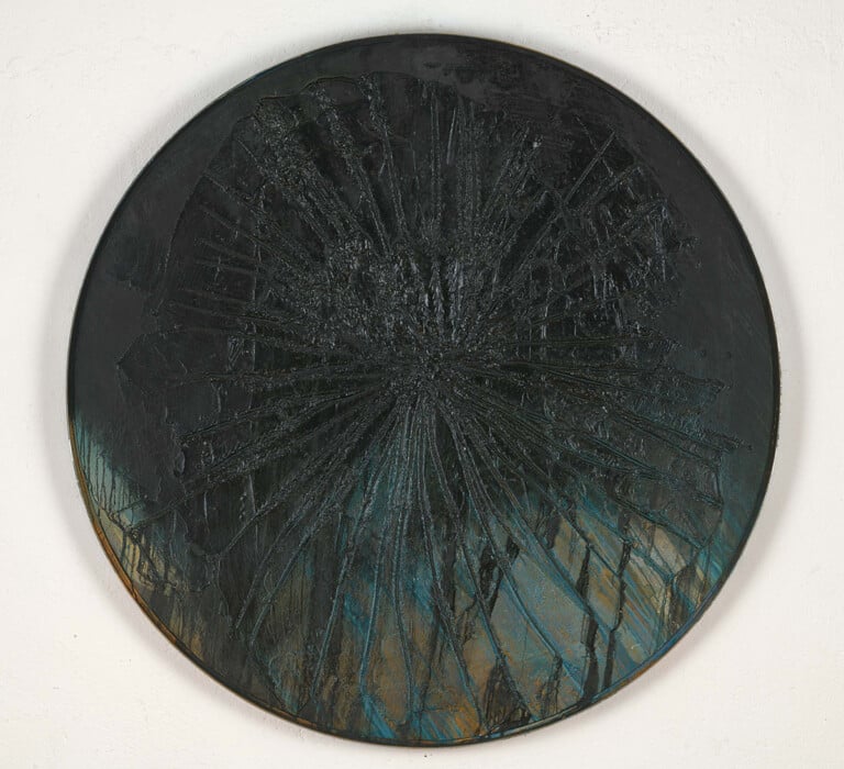 Arnulf Rainer, Corvus, 1993 1994. Olio su stucco su legno, Ø 121,5 cm. Photo © Christian Schepe, Linz