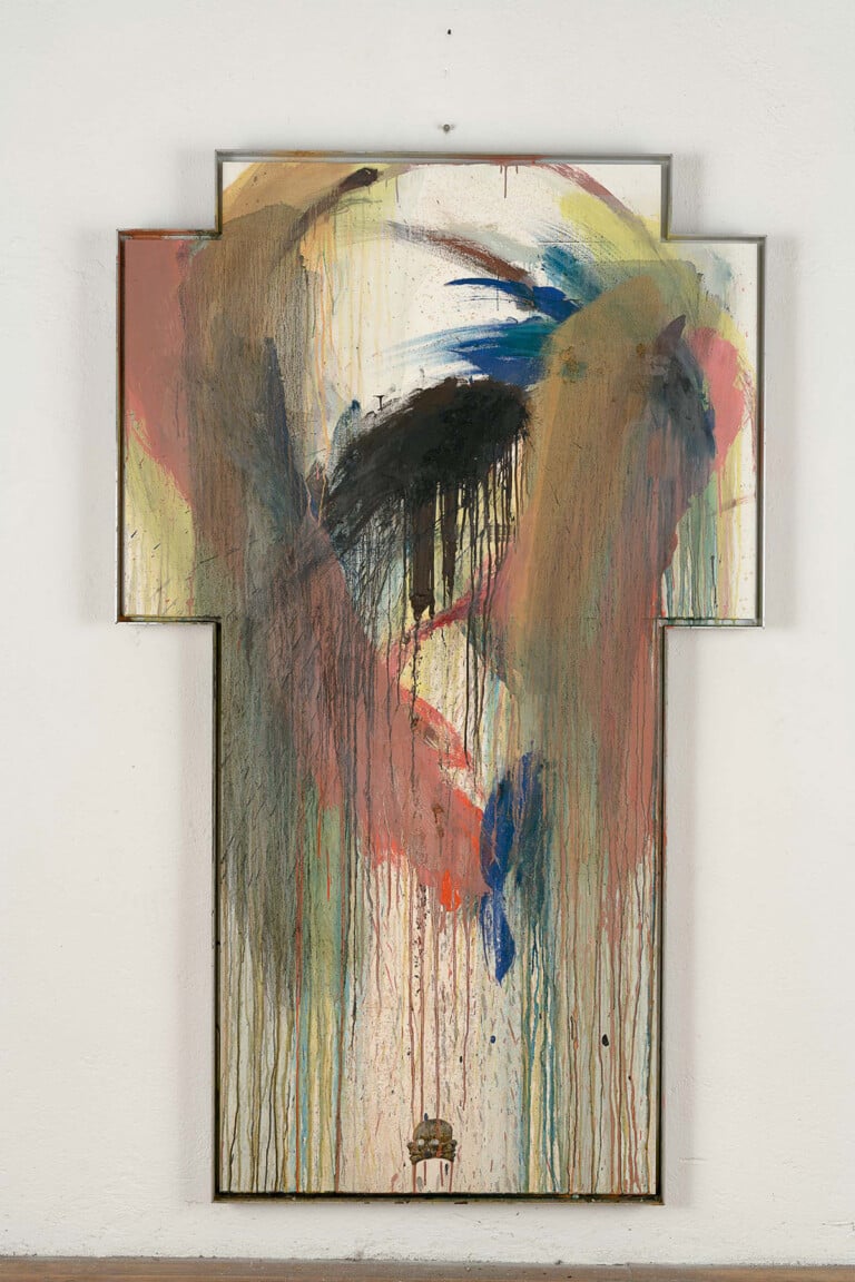 Arnulf Rainer, Federkreuz, 1989. Pastello a olio e olio su legno (con applicazione in metallo), 201,5 × 124,5 cm. Photo © Christian Schepe, Linz