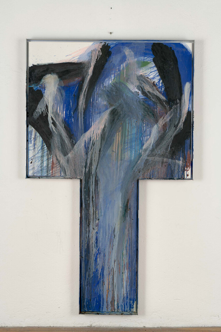 Arnulf Rainer, Kreuz weiß blau schwarz, 1994. Olio su legno, 203,5 × 124,5 cm. Photo © Christian Schepe, Linz