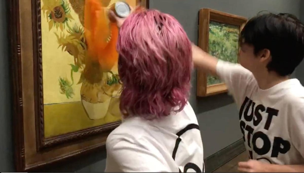 Attiviste imbrattano i Girasoli di van Gogh alla National Gallery di Londra