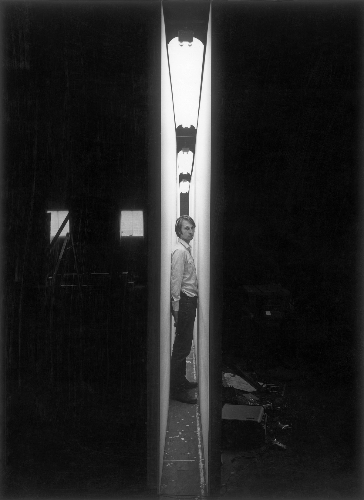 Bruce Nauman nel suo studio a Pasadena, California, 1970 ca. Courtesy Museum of Contemporary Art San Diego e Frank J. Thomas Archives. Photo Frank J. Thomas