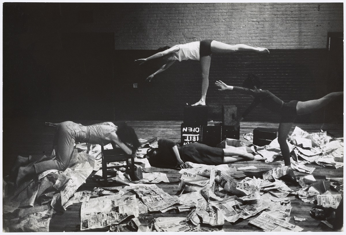 Carolee Schneemann, Newspaper Event, 29 January 1963. Judson Dance Theater, Judson Memorial Church New York © Al Giese, ARS, NY and DACS, London 2022