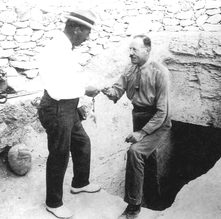 Carter insieme a Lord Carnarvon nel 1922, all'uscita dalla tomba di Tutankhamon ph Harry Burton