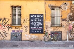 A Bologna un’installazione di public art dà voce alle donne afghane