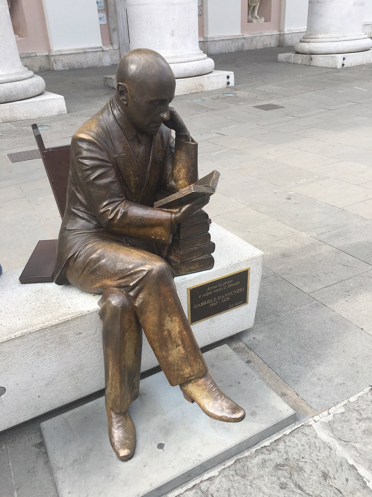 Statua di D'Annunzio, ph. © Maria Tatsos